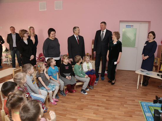 В рамках визита в муниципалитет Губернатор области Олег Кувшинников посетил новый корпус детского сада №2 в селе Сямжа