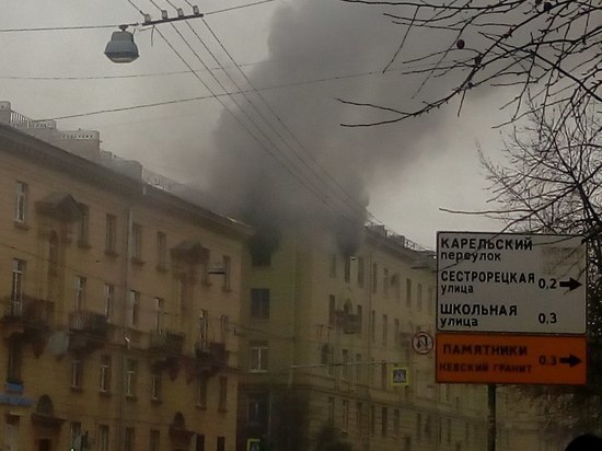 Пожарные тушили горящую коммуналку на улице Савушкина