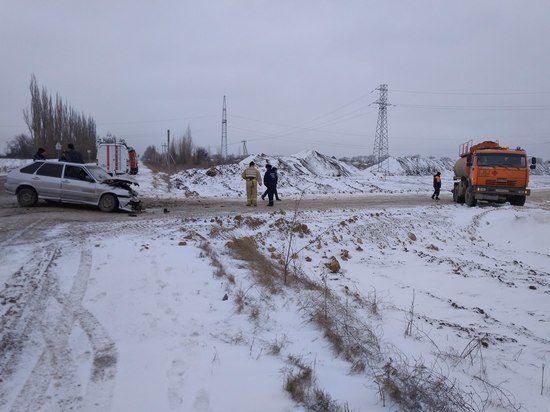 В Кировском районе легковушка столкнулась с бензовозом: пострадали трое