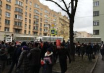 Во время шествия участников акции «Забастовка избирателей» ОМОН перекрыл Тверскую улицу. 