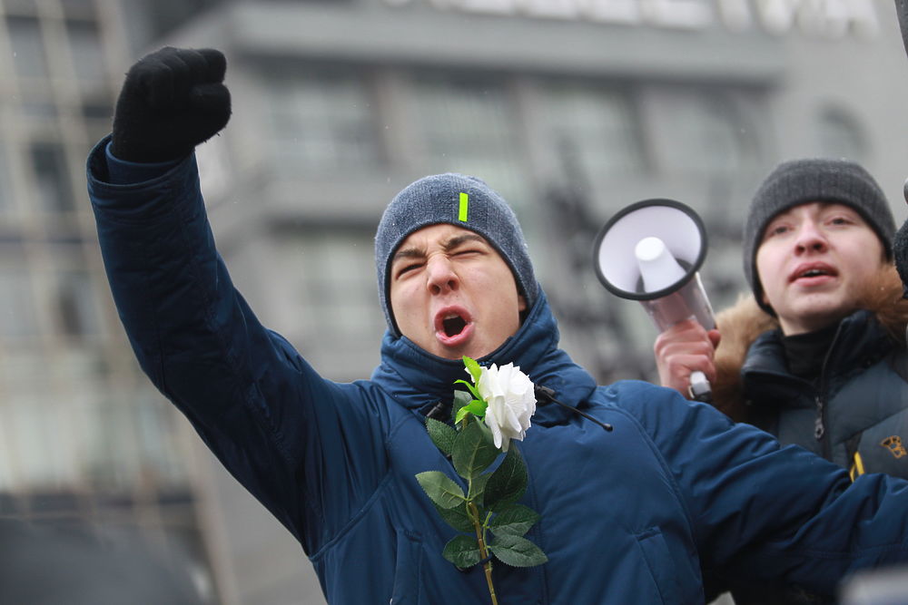 Дарили цветы полицейским: на "забастовке избирателей" задержали только Навального