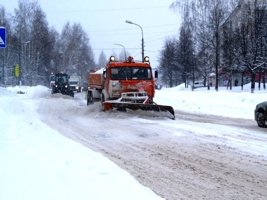 Сломанная техника помешала быстро вывезти снег с улиц Костромы