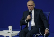 Владимир Путин предлагает относиться к публикации "кремлевского списка" и другим недружественным шагам со стороны США, руководствуясь известным правилом "собака лает - караван идет"