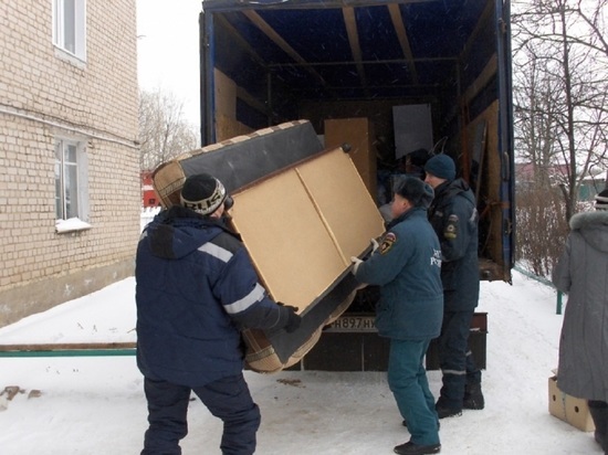 МЧС поможет: спасатели помогают переехать в новые квартиры пострадавшим при обрушении дома в Юрьевце 