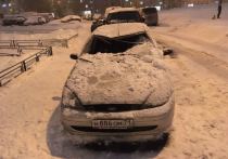 Автомобилист едва не был погребен под толщей снега и льда, свалившегося с крыши дома на юго-западе Москвы