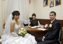 Неполных два часа отвел Минюст на торжественную церемонию регистрации брака
