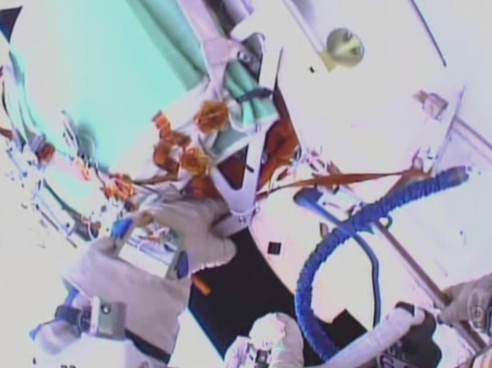 Российские космонавты покинули станцию и приступили к монтажу оборудования на внешней поверхности МКС