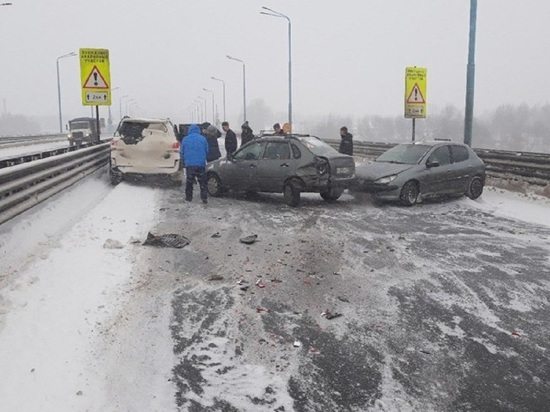 На Юбилейном мосту в Ярославле столкнулись четыре авто