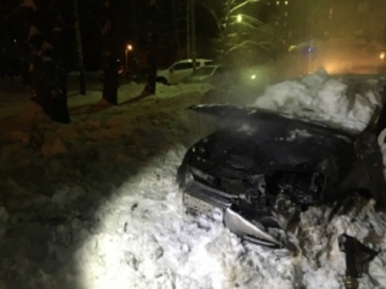 Сгорел как свеча: в Ярославле огонь уничтожил автомобиль