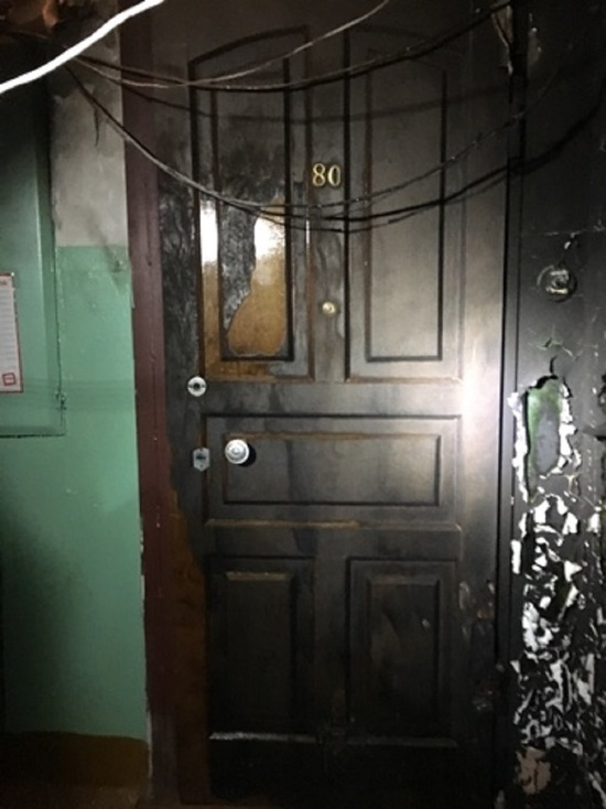 Добрые соседи: в Рыбинске в подъезде дома подожгли входные двери нескольких квартир