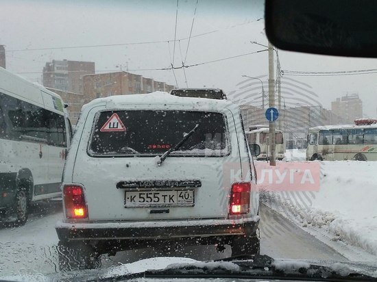 Сильный снегопад в Калуге привел к образованию "пробок"