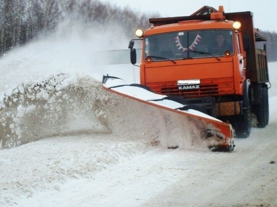 На борьбу со снегом в Костромской области вышли сотни спецмашин 