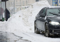 Вместе со столичным улицами под снегом скрылись парковки, в том числе и платные