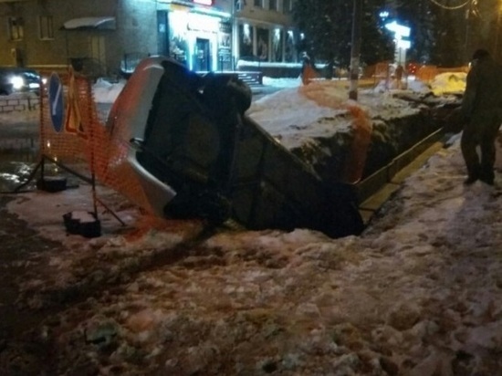 Автомобиль провалился в яму на проспекте Ленина в Нижнем Новгороде