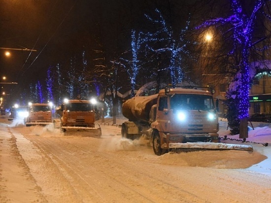 Хватит болтать, иди снег разгребай: в Ярославле отменили все совещания, чиновников бросили на борьбу со снегом