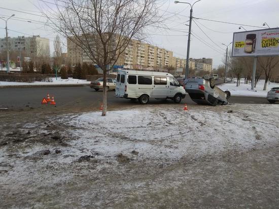В Оренбурге такси в результате ДТП опрокинулось на крышу  