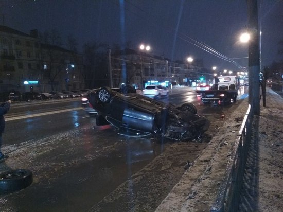 Автомобиль перевернулся на крышу на проспекте Ленина в Нижнем Новгороде