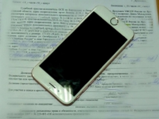 Модный телефон в счет долга: в Ярославле приставы арестовали у девушки  IPhone 
