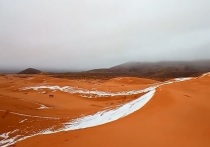 Алжирский город Айн-Сефра, расположенный на территории пустыни Сахара, оказался уже во второй раз с начала года покрыт снегом