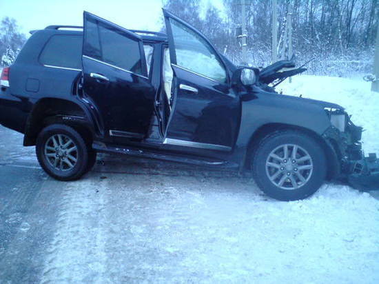 В Ярославской области «Тойота Ленд Крузер» столкнулась с грузовой фурой