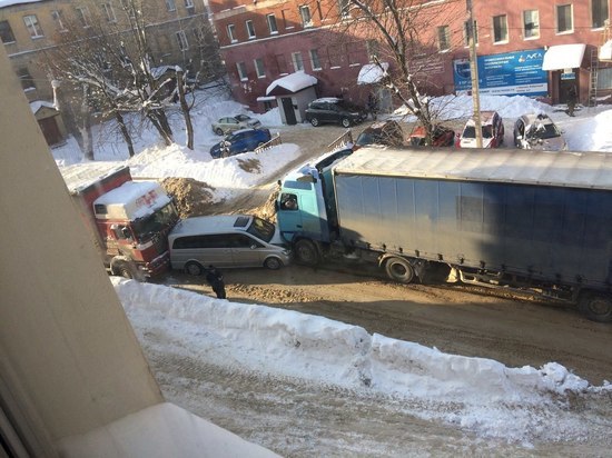 В Иванове микроавтобус сплющило между двумя фурами