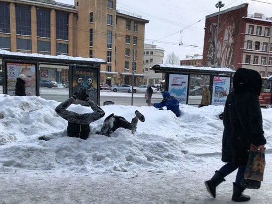 «МК» в Питере» выяснил, как город справляется с последствиями снегопада
