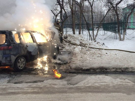 Иномарка загорелась в Кузбассе недалеко от школы 