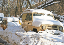 После каждого мощного снегопада — а следующий синоптики обещают в ближайшие выходные — перед владельцами припаркованных авто встает необходимость как-то выбраться на машине на дорогу