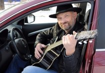 Таксист Дмитрий Кузнецов знаменит тем, что развлекает пассажиров своими песнями