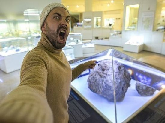 Накануне в Историческом музее Южного Урала составили список знаменитостей, в разные годы приходивших смотреть метеорит