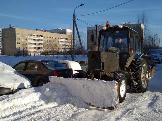 Убирать снег костромским дорожникам мешают брошенные вдоль дорог автомобили