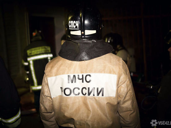 Частная баня горела ночью в Кузбассе 
