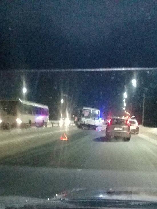 В Ярославле автобус снёс ограждения и вылетел на встречную полосу