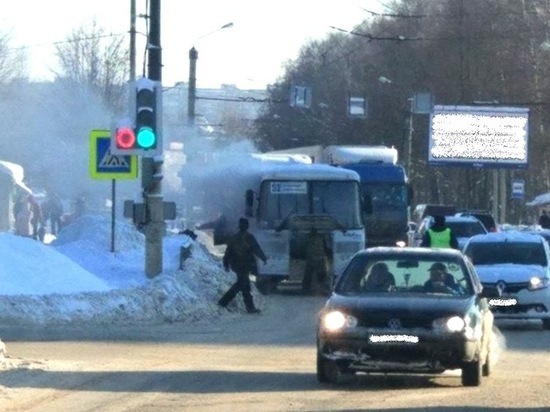 Пассажирский ПАЗ загорелся на ходу в Костроме 