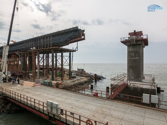 Строители приступили к устройству железнодорожных пролетов над акваторией Керченского пролива