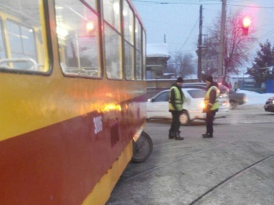 «Все колом»: сошедший с рельсов трамвай в Барнауле создал пробку