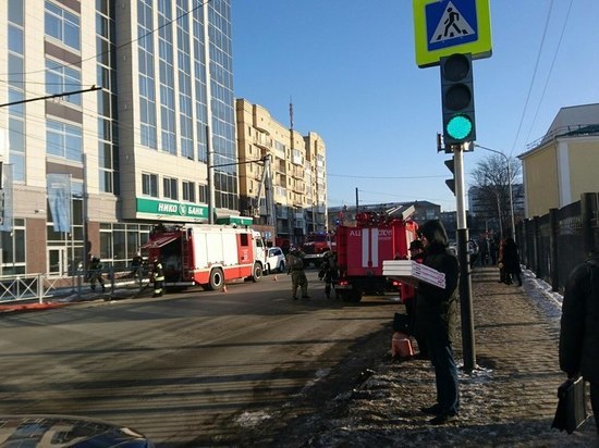 Пожарные расчеты перекрыли центр Оренбурга в районе Краснознаменной