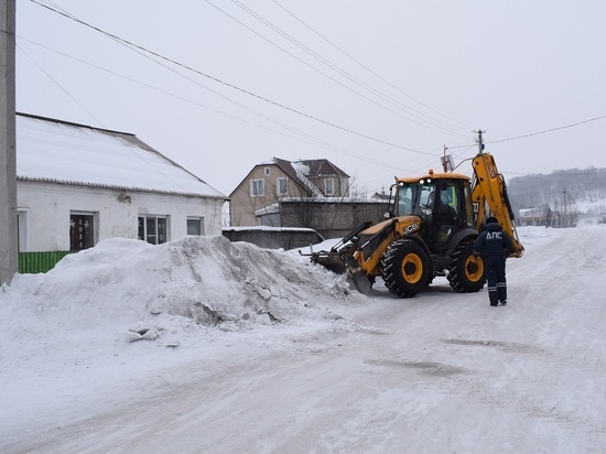В Новокузнецком районе уничтожили опасную снежную горку 