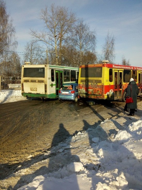 Два автобуса зажали «Матиз»: в Ярославле произошло тройное ДТП