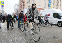 В Москве прошел третий зимний велопарад, собравший рекордное для такой погоды число участников, — больше двух тысяч человек