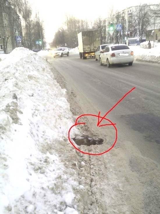 Открытый люк на дороге в Костроме шокировал автомобилистов
