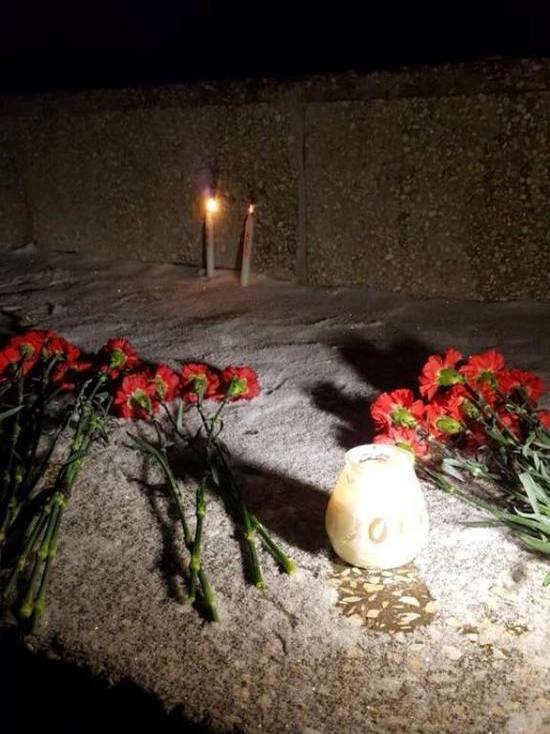 Оренбржцы несут цветы и свечи в память о погибших в авиакатастрофе 