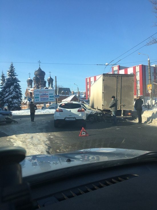Ставим рекорды: в центре Иваново столкнулись четыре автомобиля