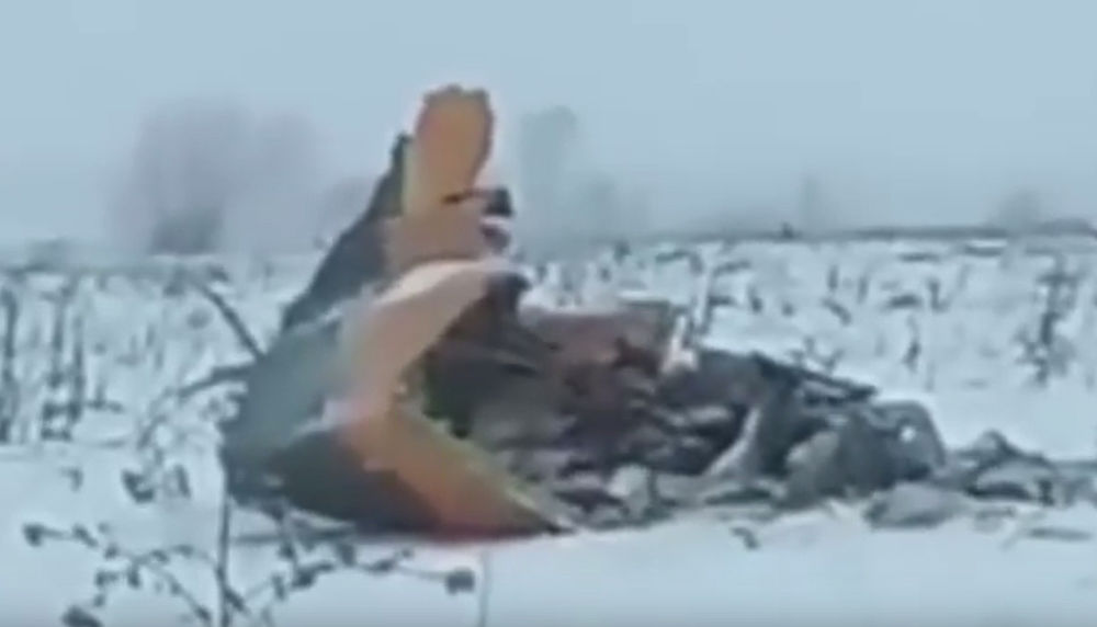 Обломки Ан-148 разметало на километр: кадры с места крушения