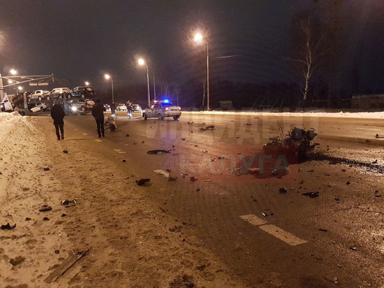 Легковушка влетела под автовоз на трассе под Калугой, водитель погиб 