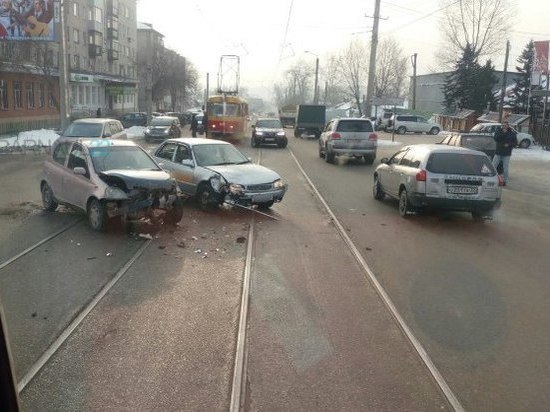 В Барнауле столкновение иномарок заблокировало движение трамваев 