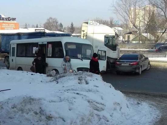 ДТП с автобусом в Барнауле создало пробку на Павловском тракте