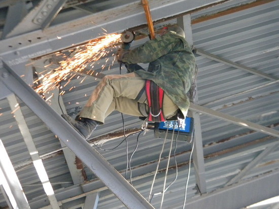 На заводе Орскнефтеоргсинтез работник упал со строительных лесов высотой  7 метров