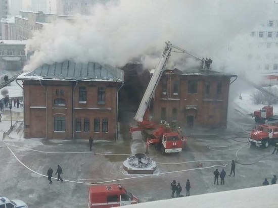 Губернатор поручил восстановить горевший Дом афганцев в Барнауле