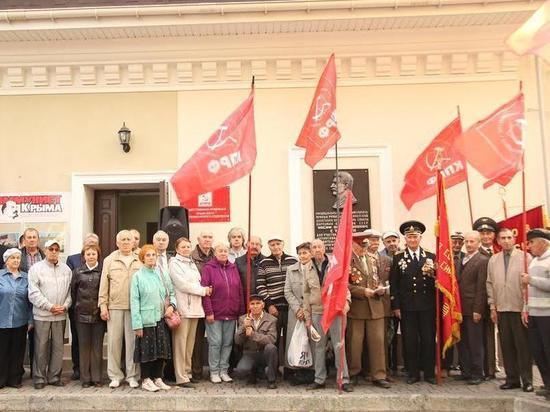 Шаг влево, шаг вправо: Грудинин расшатывает крымских коммунистов Шаг влево, шаг вправо: Грудинин расшатывает крымских коммунистов